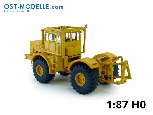 Traktor Kirovets K700A gelb mit Motorverkleidung Überrollbügel